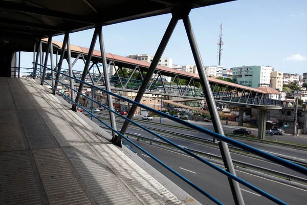 Salvador, Bahia, Brezilya - 20 Eylül 2016: Salvador 'daki Baia de Todos os Santos otoyolu üzerinde yaya geçidi.