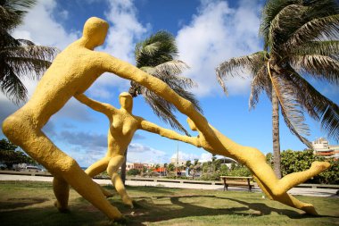 Salvador, Bahia, Brezilya - 9 Nisan 2018: Salvador 'daki Costa Azul Parkı' nda demirlemiş adamların heykeli.