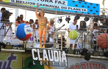 Salvador, Bahia, Brezilya - 8 Şubat 2018: Claudia Leitte, Salvador 'daki karnaval sırasında şarkıcı..
