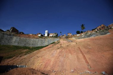 Salvador, Bahia, Brezilya - 16 Şubat 2018: Salvador şehrinin Barro Branco bölgesinde bir tepe üzerinde inşaat alanı.