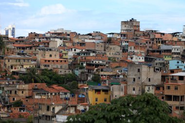 Salvador, Bahia, Brezilya - 17 Nisan 2019: Salvador 'daki Federacao mahallesindeki bir gecekondu mahallesinde konut manzarası.