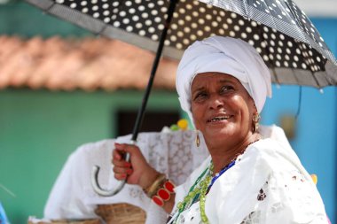 Salvador, Bahia, Brezilya - 25 Ocak 2015: Salvador 'daki Sao Lazaro Katolik Kilisesi' nin önünde görülen kandomlanabilir dinin müridi.