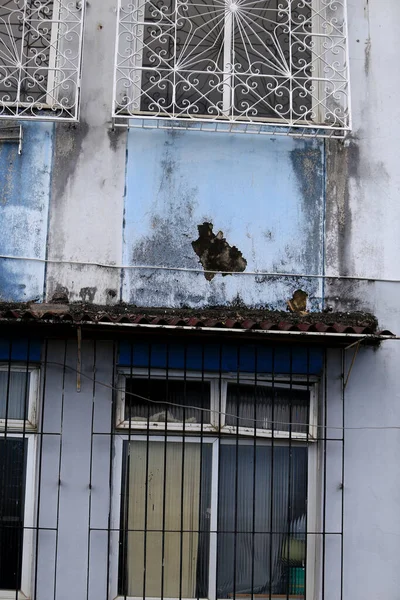ブラジルのバヒア州サラドール2019年4月17日 サルバドール市内の住宅の壁への侵入と亀裂 — ストック写真
