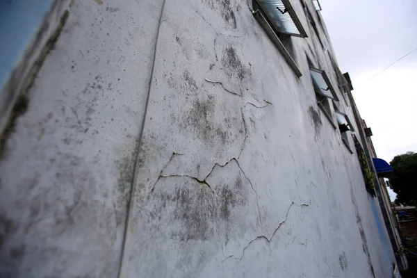 ブラジルのバヒア州サラドール2019年4月17日 サルバドール市内の住宅の壁への侵入と亀裂 — ストック写真