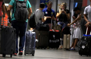 Salvador, Bahia, Brezilya - 3 Şubat 2016: Salvador 'da havaalanında seyahat çantası taşıyan yolcular.