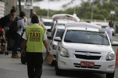 Salvador, Bahia, Brezilya - 3 Şubat 2016: Salvador havaalanında yolcu bekleyen taksi kuyruğu.