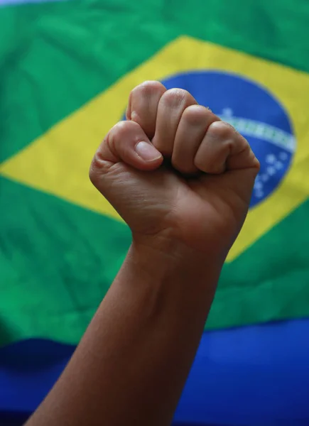 Salvador Bahia Brasil Abril 2022 Mão Lado Uma Nandeira Brasil — Fotografia de Stock