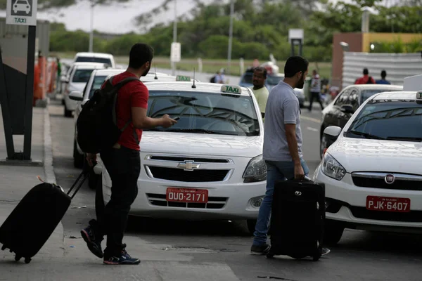 Salvador, Bahia, Brezilya - 3 Şubat 2016: Salvador havaalanında yolcu bekleyen taksi kuyruğu.