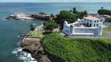 Salvador, Bahia, Brezilya - 28 Mart 2022: Salvador 'un Ponta de Humaita bölgesindeki Monte Serrat Kalesi manzarası. Şehri işgalcilere karşı korumak için 1583 'te inşa edilen anıt..