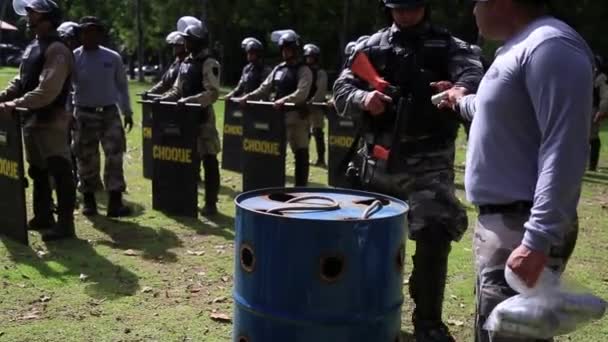 Lauro Freitas Bahia Brazil July 2016 防暴警察在Lauro Freitas市使用催泪瓦斯进行训练 — 图库视频影像