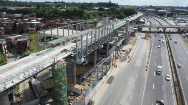 Salvador, Bahia, Brezilya - 11 Nisan 2022: BR 324 bölgesindeki Salvador metro hattının genişletilmesi için inşaat alanı