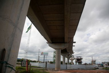 Salvador, Bahia, Brezilya - 11 Nisan 2022: BR 324 bölgesindeki Salvador metro hattının genişletilmesi için inşaat alanı
