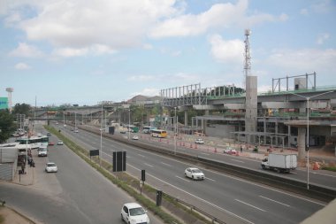 Salvador, Bahia, Brezilya - 11 Nisan 2022: BR 324 bölgesindeki Salvador metro hattının genişletilmesi için inşaat alanı