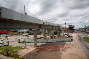 Salvador, Bahia, Brezilya - 11 Nisan 2022: BR 324 bölgesindeki Salvador metro hattının genişletilmesi için inşaat alanı