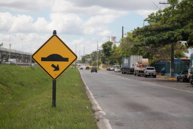 Salvador, Bahia, Brezilya - 11 Nisan 2022: trafik işareti Salvador 'daki BR 324 karayolunda hız tümseği olduğunu gösteriyor..
