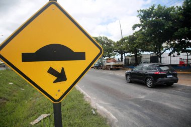 Salvador, Bahia, Brezilya - 11 Nisan 2022: trafik işareti Salvador 'daki BR 324 karayolunda hız tümseği olduğunu gösteriyor..