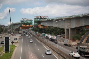 Salvador, Bahia, Brezilya - 11 Nisan 2022: BR 324 bölgesindeki Salvador metro hattının genişletilmesi için inşaat alanı