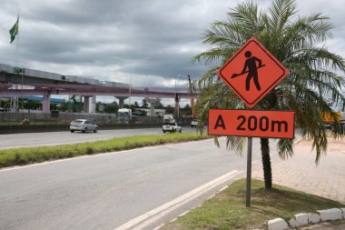 Salvador, Bahia, Brezilya - 11 Nisan 2022: trafik levhası BR 324 karayolu boyunca inşaat alanı olduğunu gösteriyor.