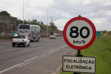 Salvador, Bahia, Brezilya - 11 Nisan 2022: trafik levhası BR 324 karayolunda saatte 80 kilometre hız için elektronik denetimi gösteriyor.