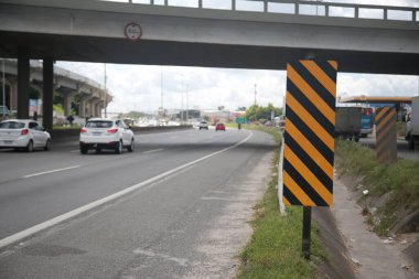 Salvador, Bahia, Brezilya - 11 Nisan 2022: trafik işaretleri, geçişin BR 324 otoyolunda soldan yapılabileceğini gösteriyor.