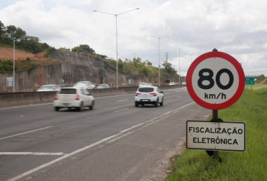 Salvador, Bahia, Brezilya - 11 Nisan 2022: trafik levhası BR 324 karayolunda saatte 80 kilometre hız için elektronik denetimi gösteriyor.
