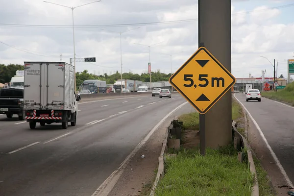 2022年4月11日 交通标志显示在Br 324号公路上过境的最高高度限制为5米50厘米 — 图库照片