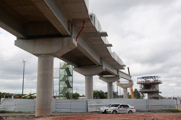 Salvador, Bahia, Brezilya - 11 Nisan 2022: BR 324 bölgesindeki Salvador metro hattının genişletilmesi için inşaat alanı