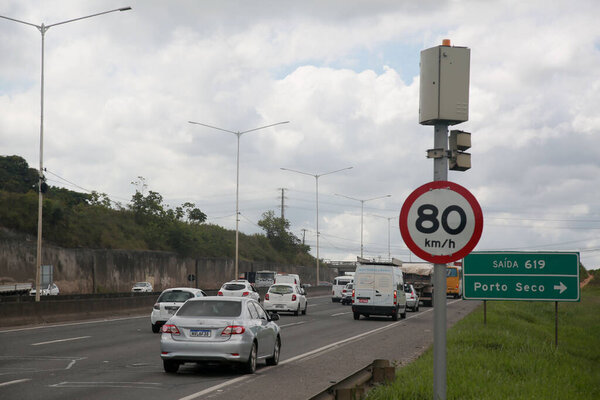 Сальвадор, Баия, Бразилия - 11 апреля 2022 года: радар для управления скоростью транспортного средства на шоссе BR 324 в городе Сальвадор,