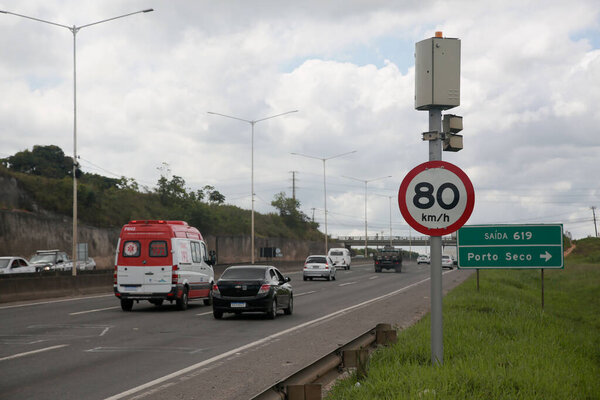 Сальвадор, Баия, Бразилия - 11 апреля 2022 года: радар для управления скоростью транспортного средства на шоссе BR 324 в городе Сальвадор,