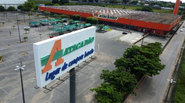 Salvador, Bahia, Brezilya - 11 Nisan 2022: Salvador şehrindeki Atacadao süpermarketinin ön cephesi.