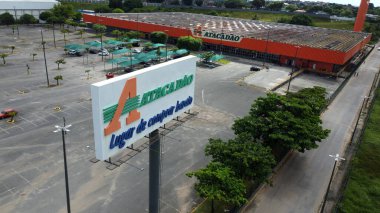 Salvador, Bahia, Brezilya - 11 Nisan 2022: Salvador şehrindeki Atacadao süpermarketinin ön cephesi.