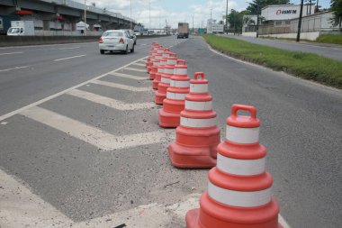Salvador, Bahia, Brezilya - 11 Nisan 2022: Salvador şehrinde BR 324 karayolu üzerindeki bir bariyerde koni sinyali.