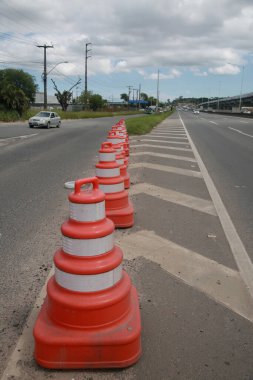 Salvador, Bahia, Brezilya - 11 Nisan 2022: Salvador şehrinde BR 324 karayolu üzerindeki bir bariyerde koni sinyali.