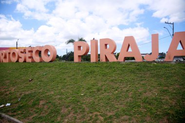 Salvador, Bahia, Brezilya - 11 Nisan 2022: Salvador şehrindeki BR 324 otoyolu üzerindeki Porto Seco Piraja bölgesine geçit.