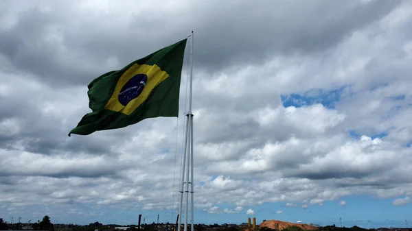 Salvador Bahia Brazil Апреля 2022 Года Бразильский Флаг Флагштоке Супермаркета — стоковое фото