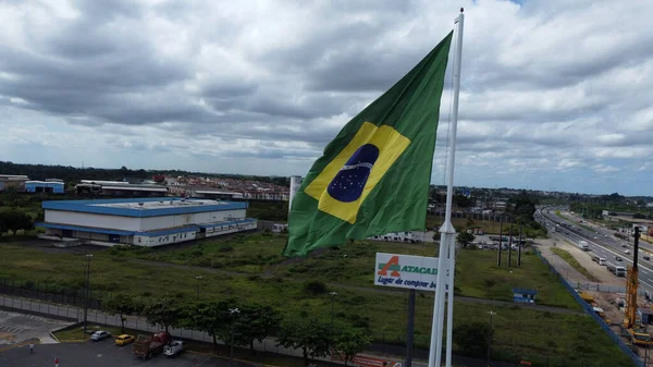 ブラジル バヒア州サラドール2022年4月11日 サルバドール市のスーパーマーケットの旗竿にブラジル国旗 — ストック写真