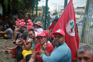 Salvador, Bahia, Brezilya - 18 Nisan 2022: Topraksız Hareket 'in üyeleri - MST - 100 kilometreden fazla yürüdükten sonra Salvador' daki Incra merkezini işgal ettiler..