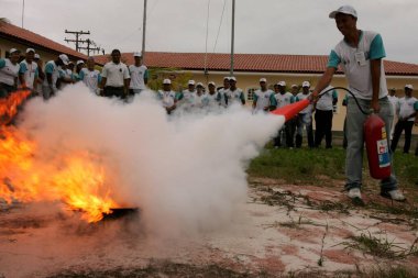 Porto seguro, Bahia, Brezilya - 3 Kasım 2010: Porto Seguro şehrinde yangın söndürme eğitimi sırasında yangın söndüren kişi.