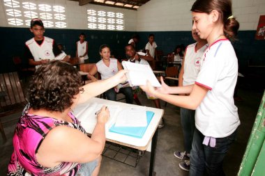 Santa Cruz Cabralia, Bahia, Brezilya - 5 Nisan 2010: Bahia 'nın güneyindeki Santa Cruz Cabralia şehrindeki bir devlet okulunda öğrenciler
