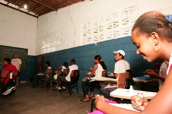 Santa Cruz Cabralia, Bahia, Brezilya - 5 Nisan 2010: Bahia 'nın güneyindeki Santa Cruz Cabralia şehrindeki bir devlet okulunda öğrenciler
