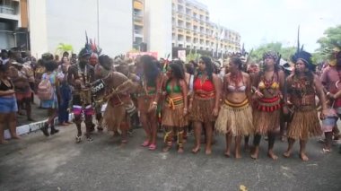 Salvador, Bahia, Brezilya - 26 Nisan 2022: Salvador şehrindeki protestolar sırasında Bahia 'nın farklı kabilelerinden gelen Hintliler. Grup, köylerinde iyileştirme yapmak istiyor.