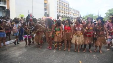 Salvador, Bahia, Brezilya - 26 Nisan 2022: Salvador şehrindeki protestolar sırasında Bahia 'nın farklı kabilelerinden gelen Hintliler. Grup, köylerinde iyileştirme yapmak istiyor.