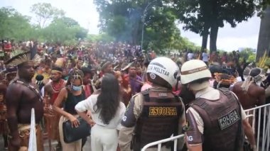 Salvador, Bahia, Brezilya - 26 Nisan 2022: Salvador şehrindeki protestolar sırasında Bahia 'nın farklı kabilelerinden gelen Hintliler. Grup, köylerinde iyileştirme yapmak istiyor.