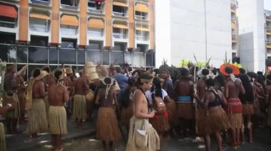 Salvador, Bahia, Brezilya - 26 Nisan 2022: Salvador şehrindeki protestolar sırasında Bahia 'nın farklı kabilelerinden gelen Hintliler. Grup, köylerinde iyileştirme yapmak istiyor.
