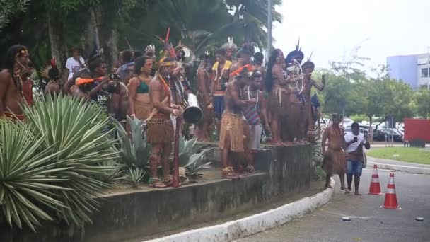 2022年4月26日ブラジル バイーア州サラドール発 サルバドール市での抗議活動中にバイーアの異なる部族から来たインド人 彼らは村の改善を求めています — ストック動画