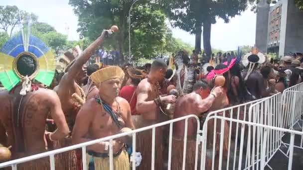 2022年4月26日ブラジル バイーア州サラドール発 サルバドール市での抗議活動中にバイーアの異なる部族から来たインド人 彼らは村の改善を求めています — ストック動画
