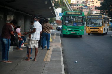 Salvador, Bahia, Brezilya - 3 Mart 2022: Salvador 'daki Lapa İstasyonu manzarası. çok sayıda toplu taşıma otobüs hattına karşı konum.
