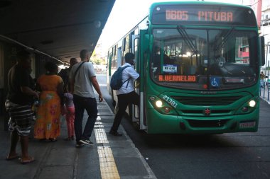 Salvador, Bahia, Brezilya - 3 Mart 2022: Salvador 'daki Lapa İstasyonu manzarası. çok sayıda toplu taşıma otobüs hattına karşı konum.