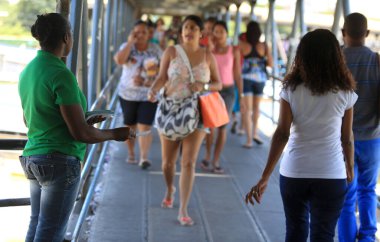 Salvador, Bahia, Brezilya - 12 Kasım 2015: Salvador şehrinde yaya geçidi önünde genç bir adam reklam broşürleri dağıtırken görüldü.