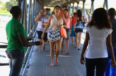 Salvador, Bahia, Brezilya - 12 Kasım 2015: Salvador şehrinde yaya geçidi önünde genç bir adam reklam broşürleri dağıtırken görüldü.